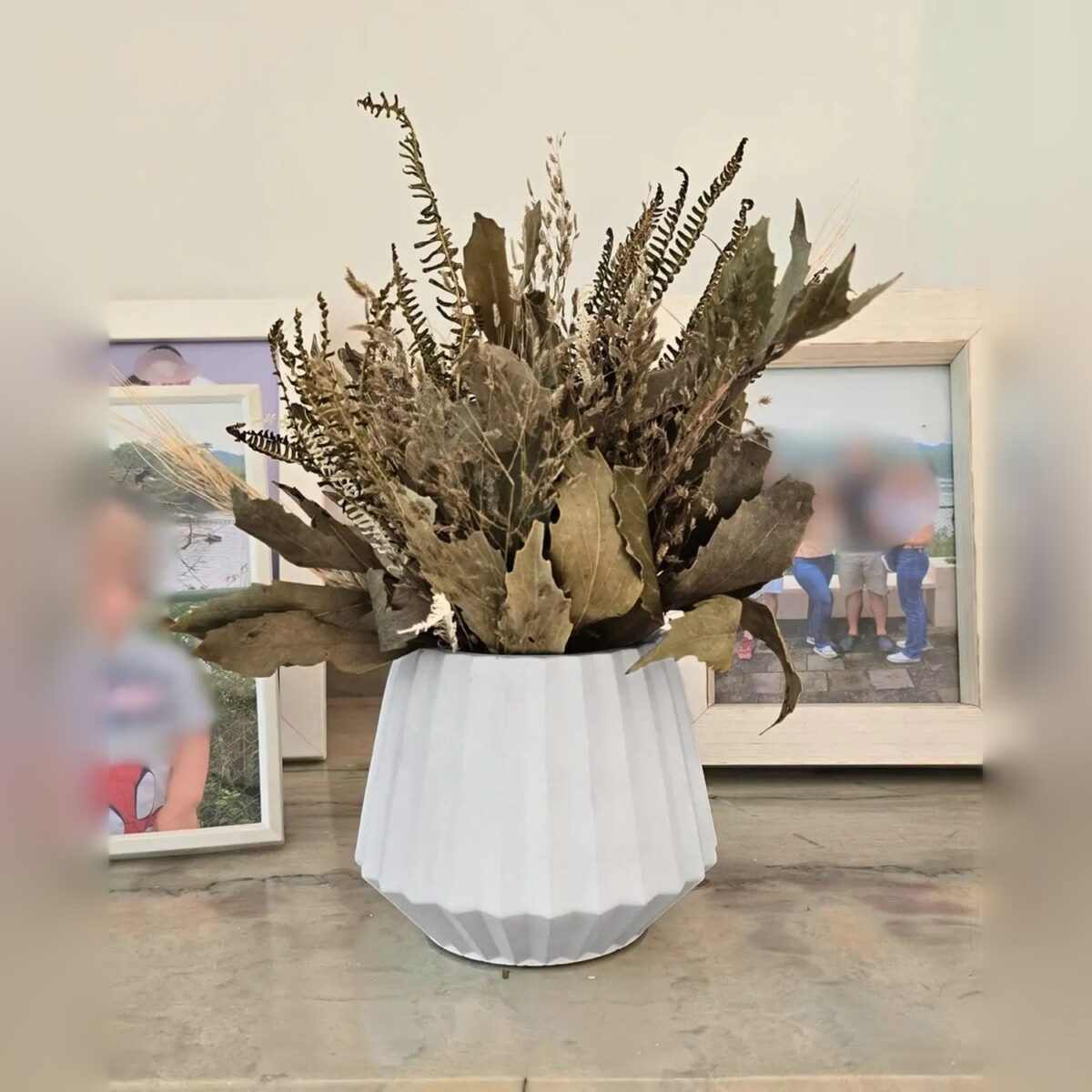 Arranjo de Flores Secas em Vaso de Cimento Diamante Aleta