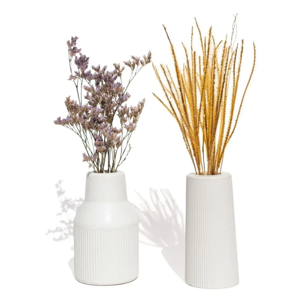 Garrafas Decorativas com Flores Secas em Cimento Branco
