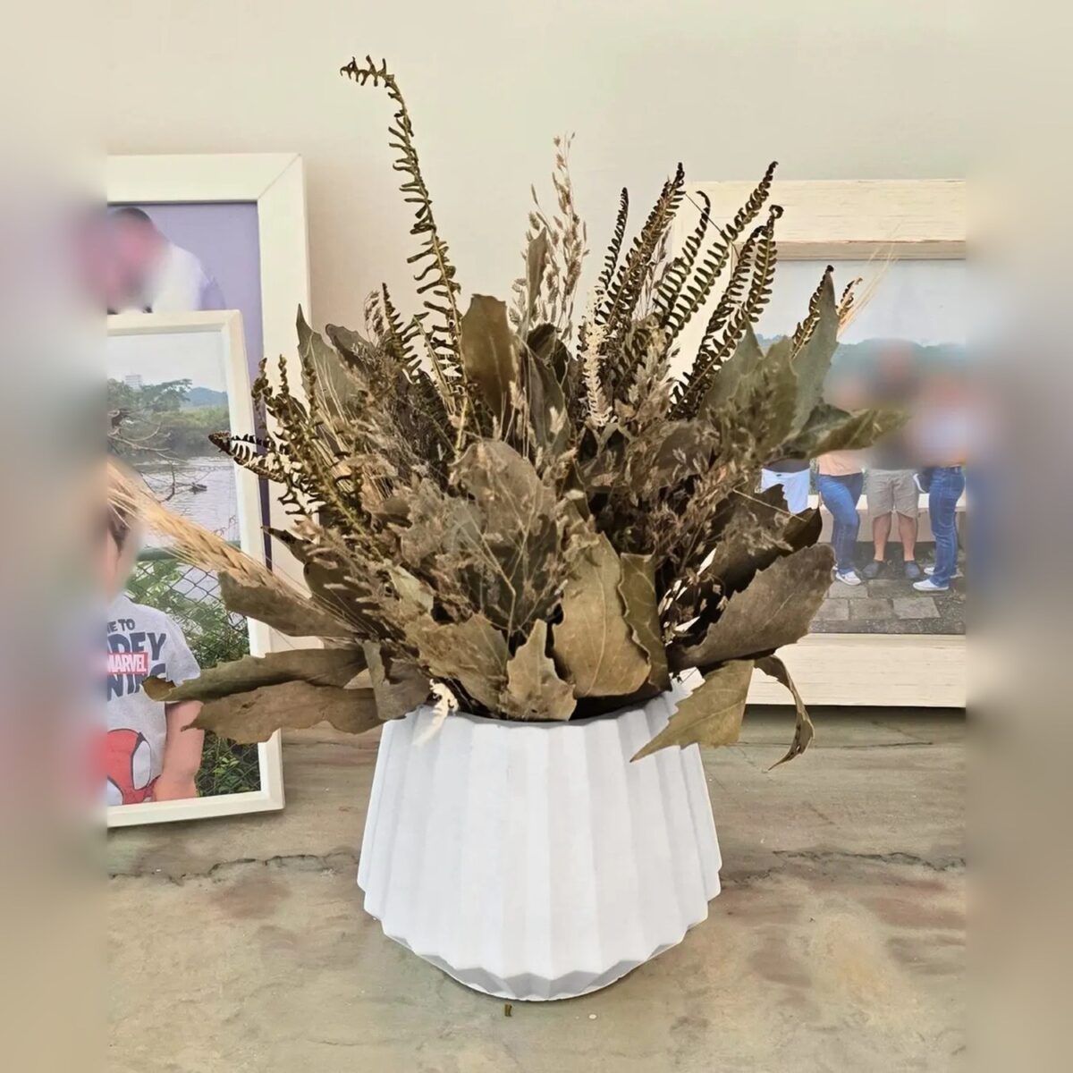 Arranjo de Flores Secas em Vaso de Cimento Diamante Aleta