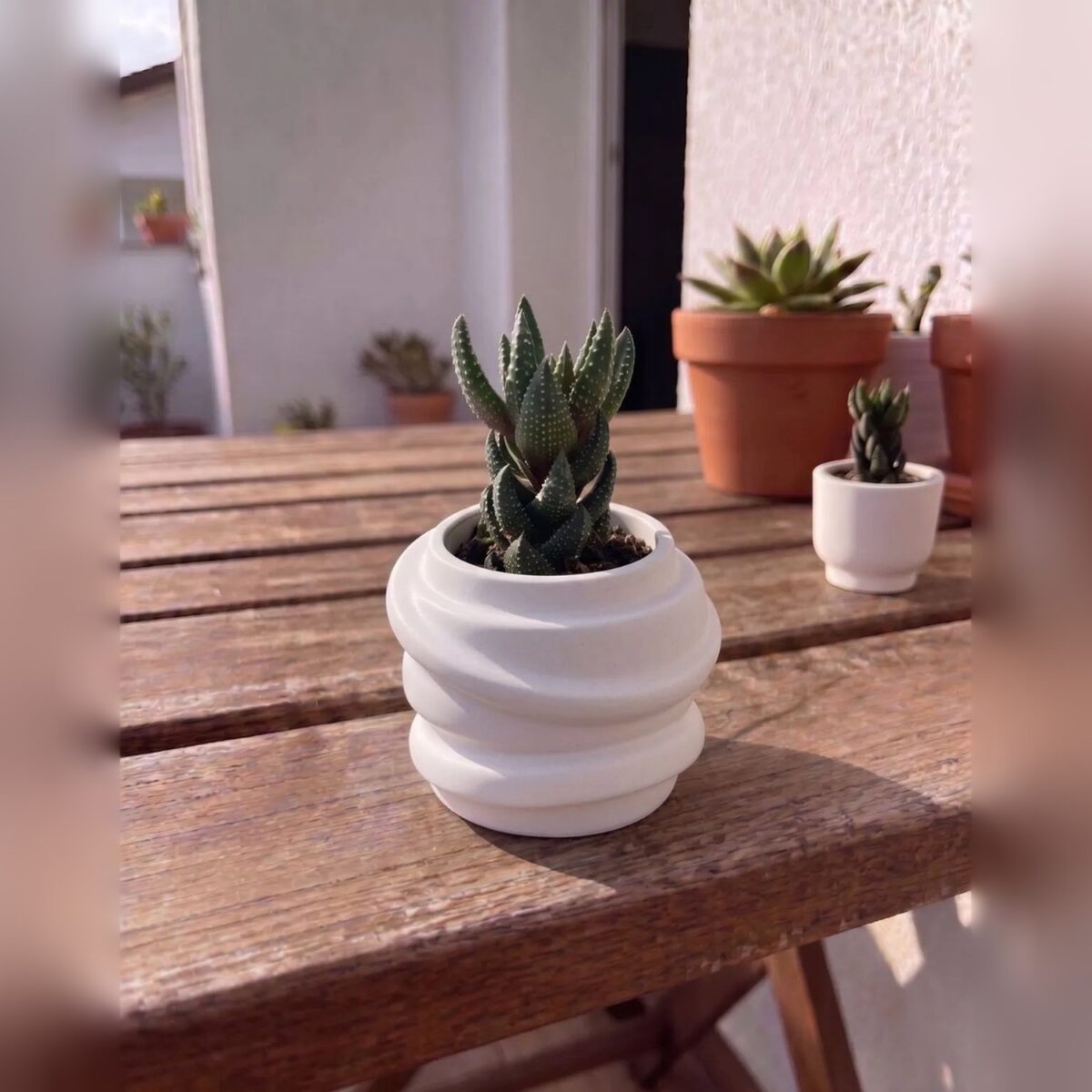 Conjunto Decorativo Pensadora com Vaso e Bandeja em Cimento Branco