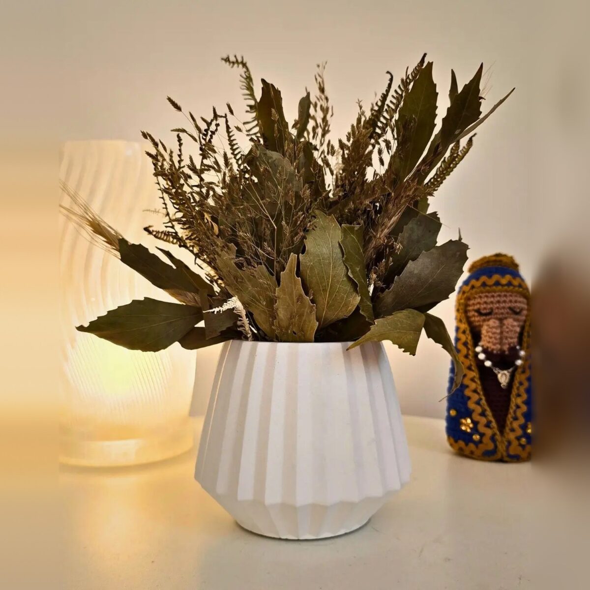 Arranjo de Flores Secas em Vaso de Cimento Diamante Aleta