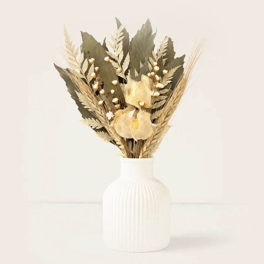 Arranjo de flores secas em vaso de cimento branco canelado