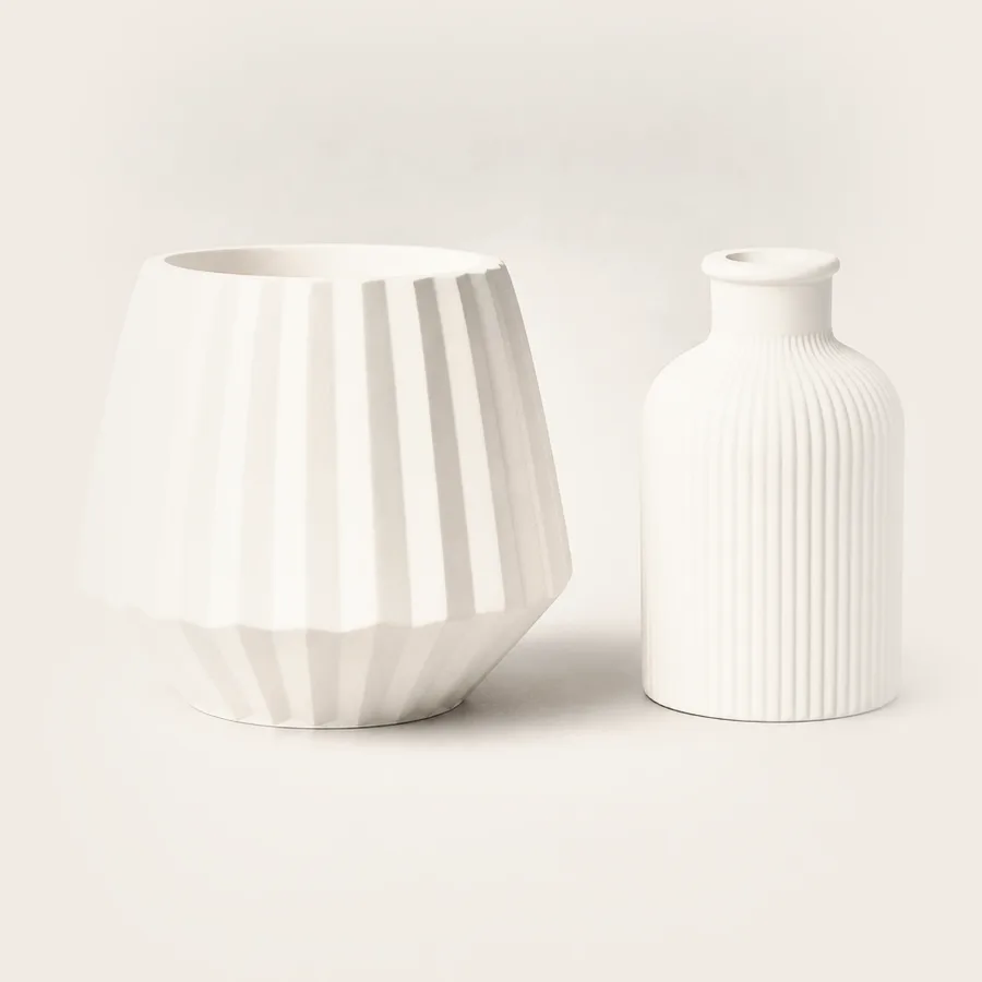 Dois vasos pequenos de cimento branco
